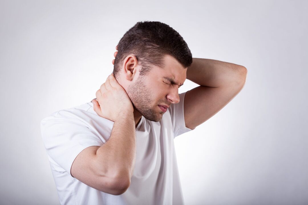 Мужчину беспокоит остеохондроз шейного отдела позвоночника, требующий комплексного лечения